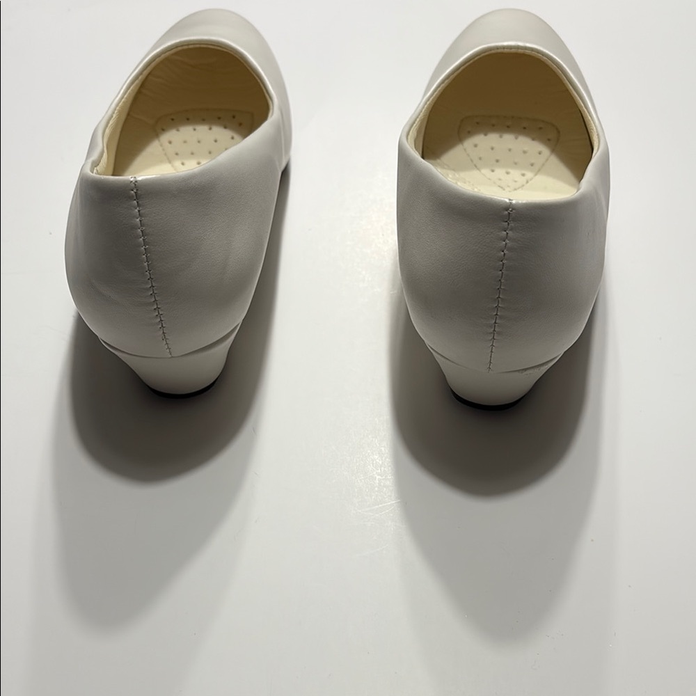 NEW! ComfortStep Women's White low heel with Cushioned Insole - Picture 4 of 8